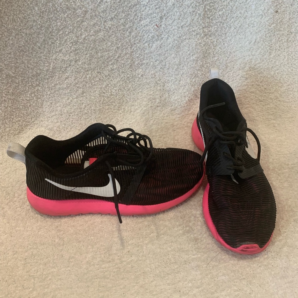 Nike Women's Black and Pink Athletic Shoes
